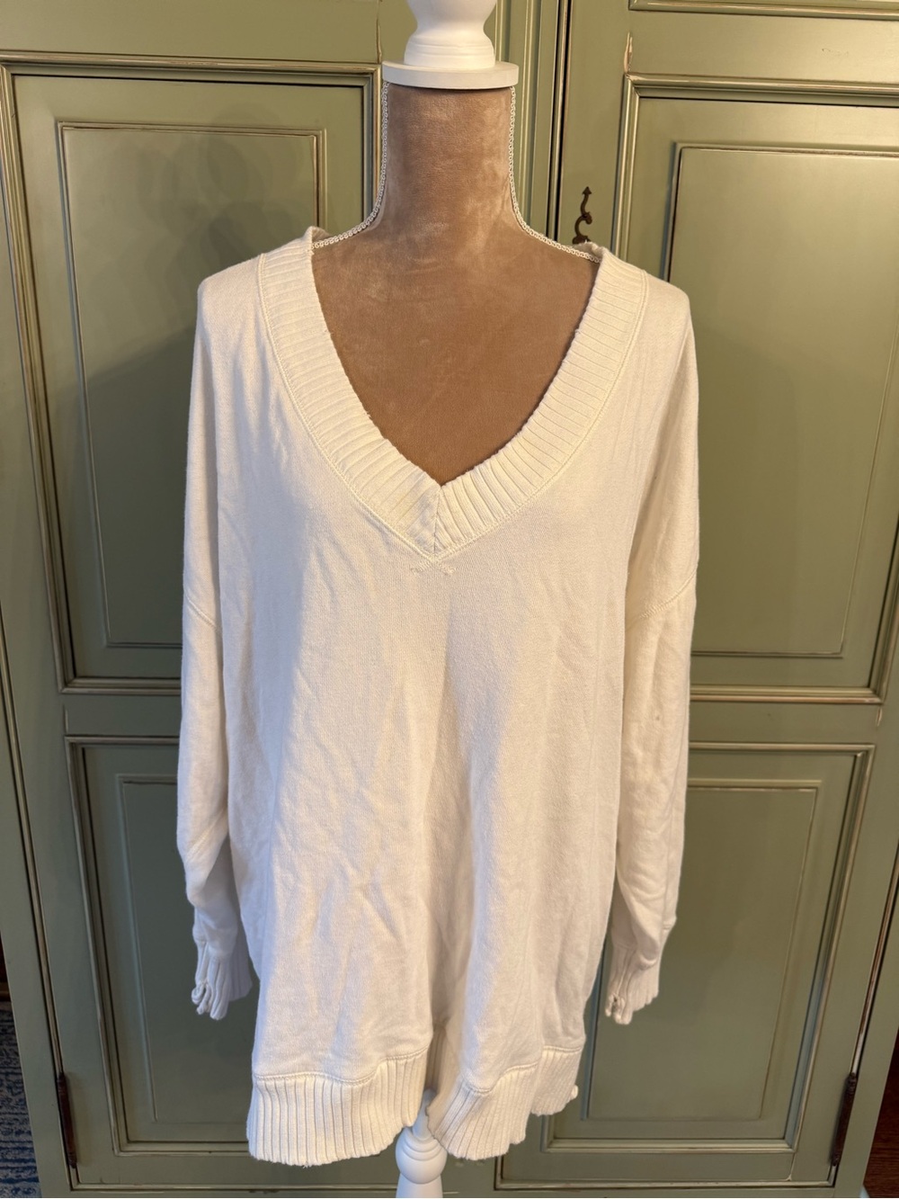 Aerie- Classic V-Neck Women's Sweater Top in Cream- XL